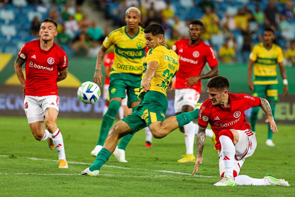 Fora de casa, Flamengo arrasa Brasília, chega à décima vitória e